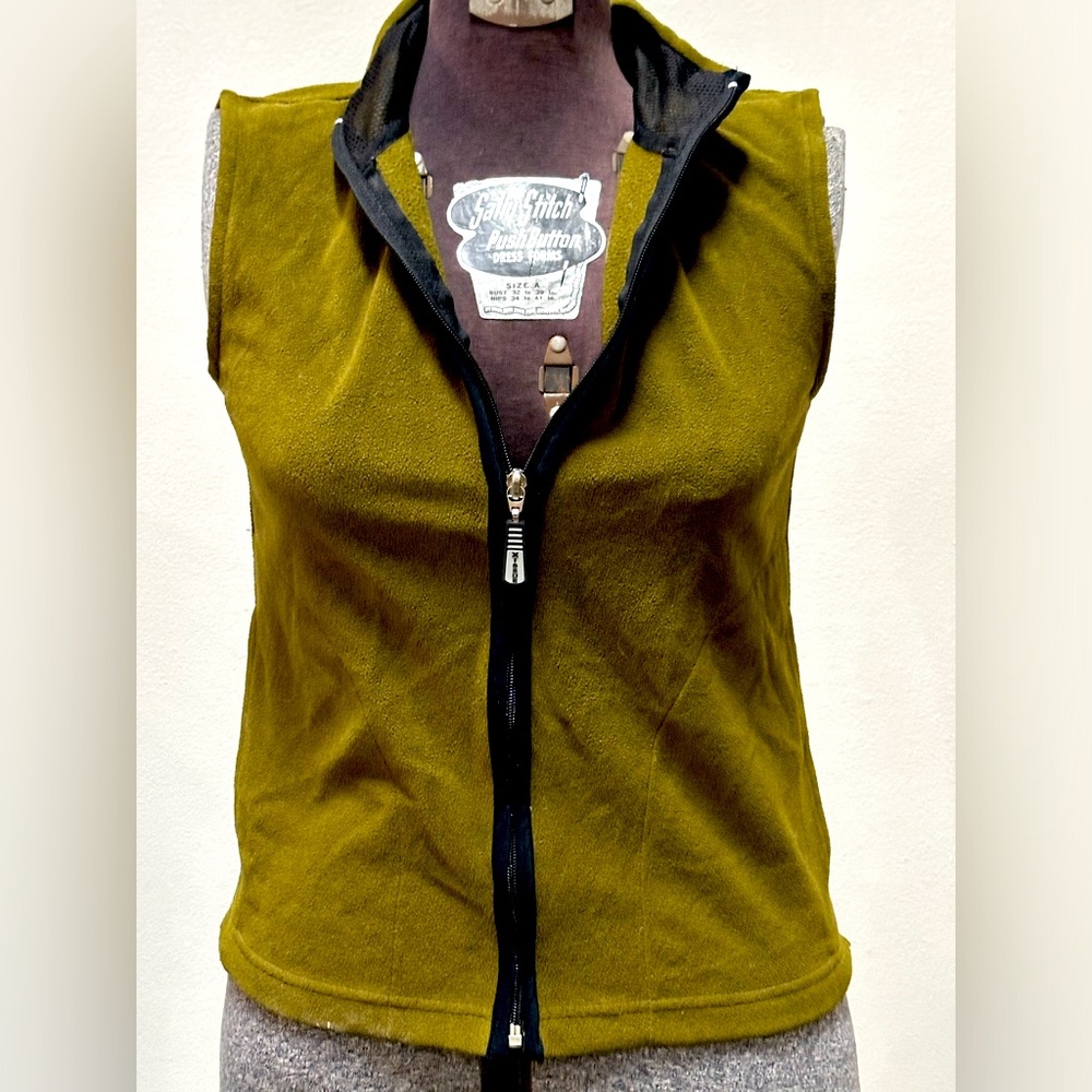 Vintage Y2k Xhilaration fitted olive green fleece vest (small)